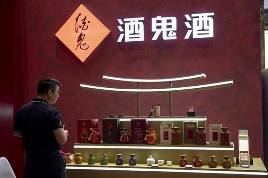 业绩下滑的“白酒黑马”，傍上“超级网红”胖东来